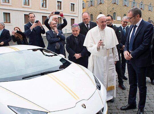 Papież Franciszek otrzymał w prezencie Lamborghini, które przekazał na licytację na cele charytatywne.